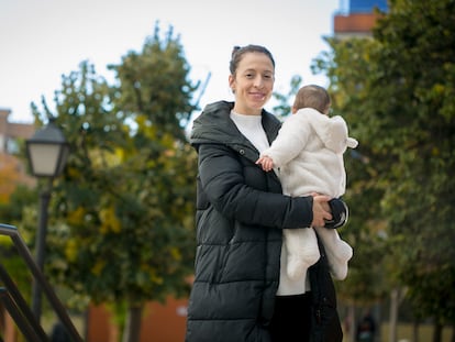 Miriam Valdés y su hijo, inmunizado contra la bronquiolitis, fotografiados este viernes en Madrid.