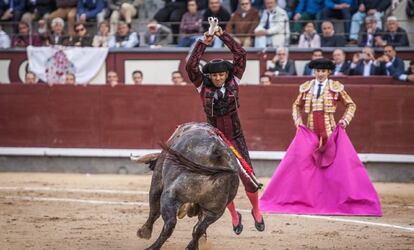 Par de banderillas de Vicente Ruiz a un toro de Saltillo, el 4 de junio.