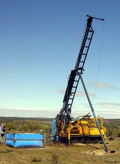 Una excavadora busca oro en la localidad zamorana de Pino del Oro.