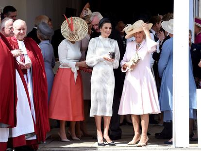 La reina Letizia conversa con Camilla, duquesa de Cornualles, tras la ceremonia. Las reinas Letizia y Máxima de Holanda no han participado en el desfile y lo han seguido desde un porche situado en uno de los puntos del recorrido.