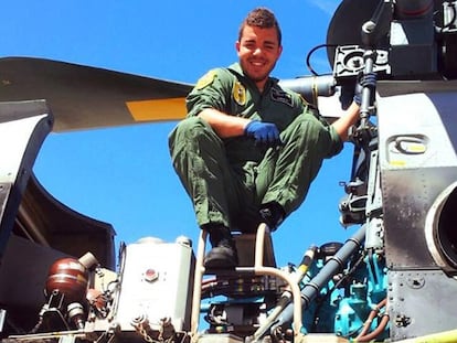 El sargento Jhonander Ojeda, superviviente del primer accidente de helicóptero y víctima del segundo, en una foto que publicó en Facebook.