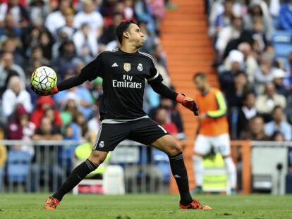 Keylor Navas saca de portería durante un momento del partido contra el Levante, el sábado pasado.