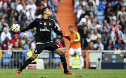 Keylor Navas saca de portería durante un momento del partido contra el Levante, el sábado pasado.