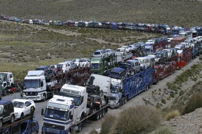 Comerciantes bolivianos protestan por la prohibición de importar coches usados.