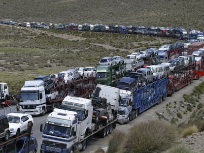 Comerciantes bolivianos protestan por la prohibición de importar coches usados.