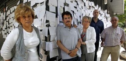 Varios de los quiosqueros encerrados, esta mañana.