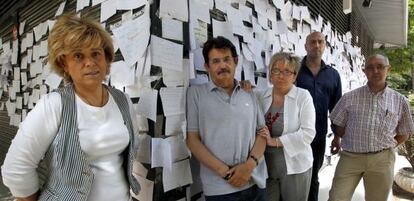 Varios de los quiosqueros encerrados, esta ma&ntilde;ana.