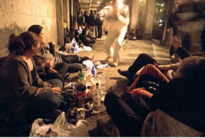 Botellón en una calle de Madrid una noche de fin de semana.