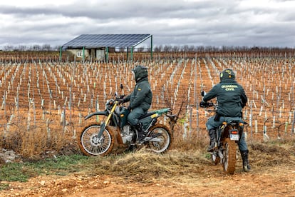 Miguel Ángel Rubio y Alfonso Molero, dos agentes del Seprona, buscan pozos ilegales con sus motos embarradas en lniesta (Cuenca). 