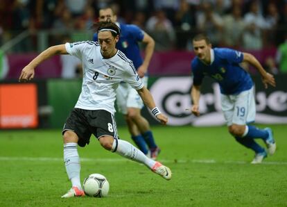 Mesut Ozil marca de penalti frente a Italia, poniendo el 1-2 final en el marcador.