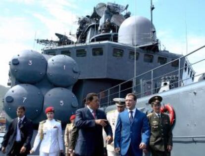 Los presidentes Medvedev y Chávez visitan, en 2008, un destructor durante unas maniobras militares conjuntas de Rusia y Venezuela.