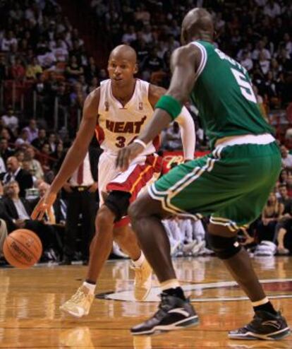 Ray Allen, con el balón, ante Kevin Garnett