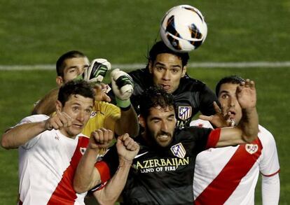 Raúl García y Falcao buscan el remate en el área del Rayo rodeados por Piti, Rubén y Casado.