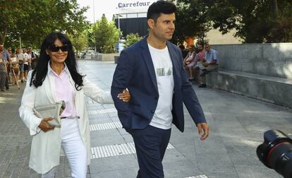 Javier Sánchez con su madre, María Edite Santos, llegando a los juzgados de Valencia.