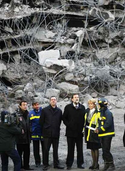 Los representantes del Partido Popular han recorrido las instalaciones del aparcamiento del aeropuerto devastadas tras el atentado de ETA.