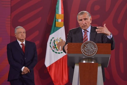 Andrés Manuel López Obrador y Adán Augusto López durante una conferencia matutina de Presidencia.