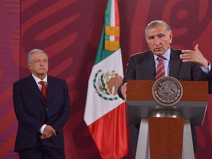 Andrés Manuel López Obrador y Adán Augusto López durante una conferencia matutina de Presidencia.
