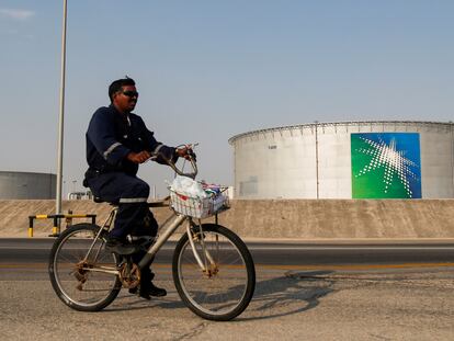 Un empleado pasa en bicicleta cerca de una instalación de Aramco, en Arabia Saudí.
