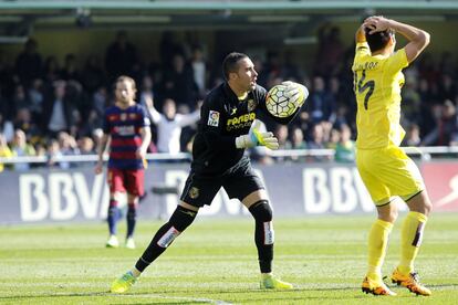 Asenjo protesta tras el gol de Neymar de penalti.