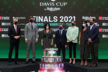 
La presidenta de la Comunidad de Madrid, Isabel Díaz Ayuso, el alcalde de Madrid, José Luis Martínez Almeida, y el exfutbolista y presidente de Kosmos, Gerard Piqué, han presentado este jueves la Copa Davis 2021 en Madrid.
