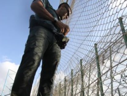 Un guardia civil junto a la valla de Melilla este miércoles.