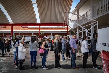 Durante las primeras horas de las elecciones, no se reportaron en ninguna de las dos entidades  mayores incidetnes. En la imagen, vecinos de San Mateo Atenco, en el Estado de México, esperan en fila para votar.