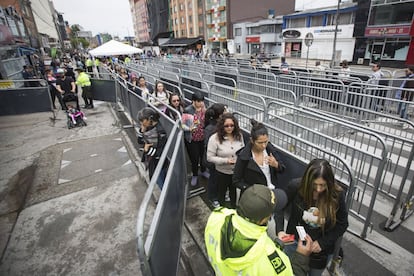 Fila d'accés al centre de votacions a Corferia, Bogotà. El plebiscit s'ha caracteritzat per la baixa participació.