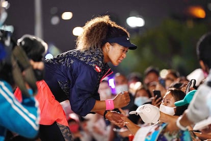 Naomi Osaka firma autógrafos a los aficionados en Melbourne Park tras proclamarse campeona.