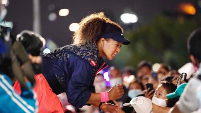 Naomi Osaka firma autógrafos a los aficionados en Melbourne Park tras proclamarse campeona.