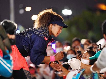 Naomi Osaka firma autógrafos a los aficionados en Melbourne Park tras proclamarse campeona.