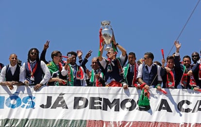 Los jugadores del equipo portugues durante la celebración del título de la Eurocopa 2016.