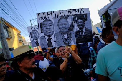 Una protesta afuera de la sede del Ministerio Público en Ciudad de Guatemala, el 6 de octubre. El Ministerio Público es la institución desde la cuál opera la fiscal general, Consuelo Porras.