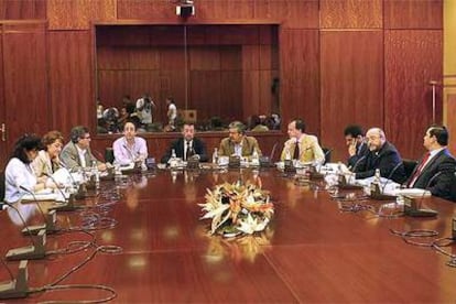 Los miembros de la ponencia y de la Mesa de la Comisión de Desarrollo Estatutario, en la reunión celebrada ayer.