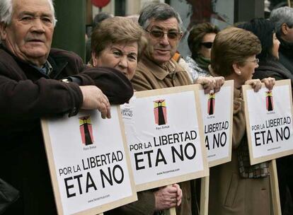 Varios asistentes a la manifestación convocada por el Foro Ermua bajo el lema "Por la libertad. Derrotemos juntos a ETA. No a la negociación" sostienen sendas pancartas de protesta durante la concentración celebrada en Madrid con el apoyo del PP y de la Asociación de Víctimas del Terrorismo (AVT).