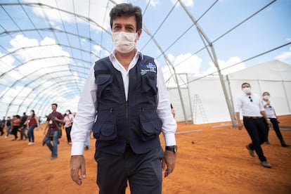 Mandetta visita construção do primeiro hospital de campanha do país, em Águas Lindas (GO), no sábado.