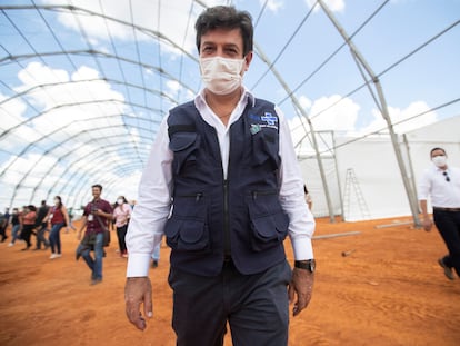 Mandetta visita construção do primeiro hospital de campanha do país, em Águas Lindas (GO), no sábado.