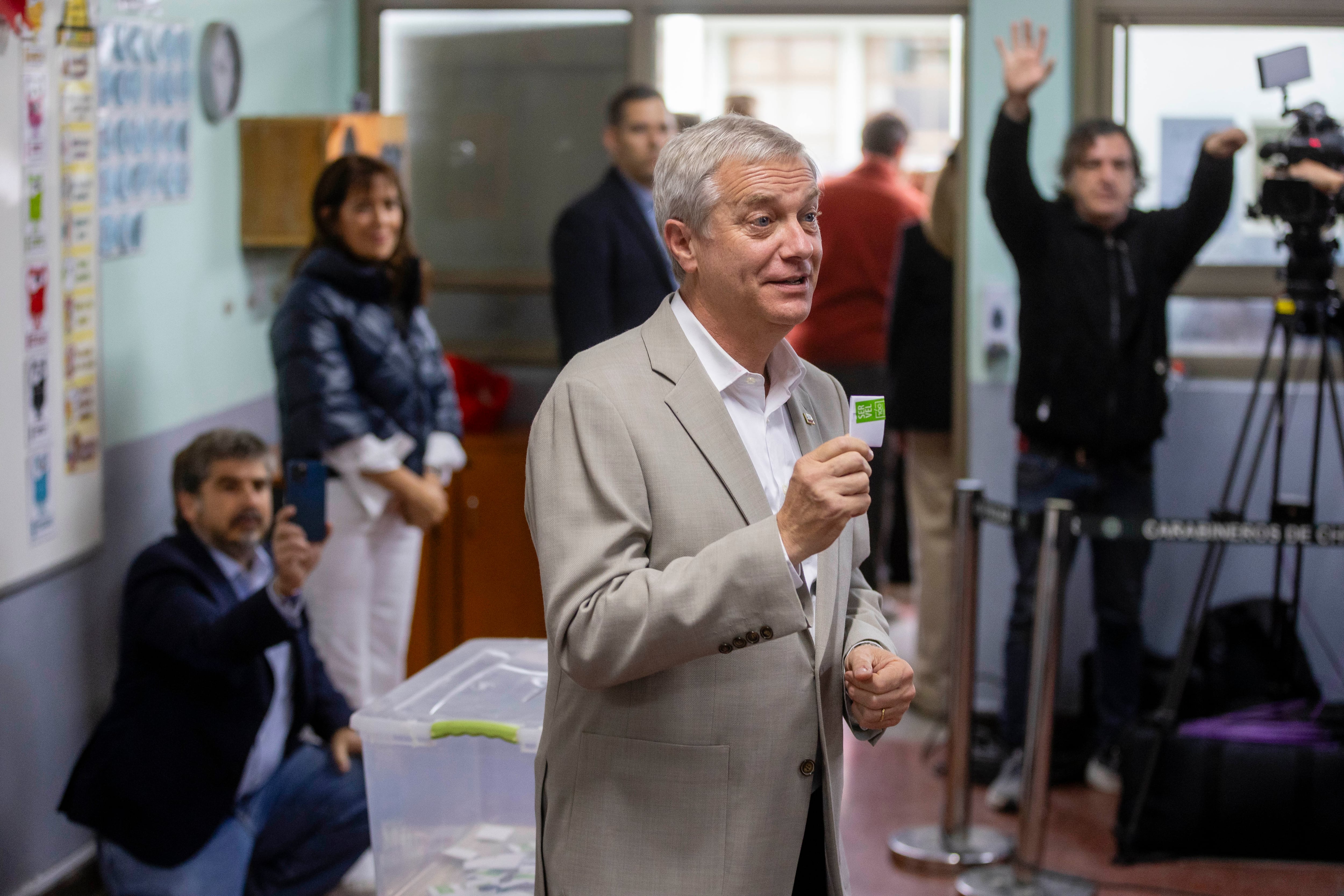 José Antonio Kast emite su voto en la segunda vuelta de elecciones, el 14 de diciembre de 2025.
