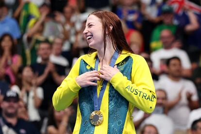 La nadadora australiana Mollie O'Callaghan celebra en el podio su victoria en la final de los 200m libres.