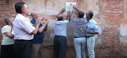 Un grupo memorialista coloca la &uacute;ltima placa de homenaje a los fusilados en el cementerio de Granada.