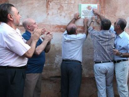 Un grupo memorialista coloca la última placa de homenaje a los fusilados en el cementerio de Granada.