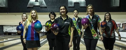 Varias representantes de los equipos que juegan la liga femenina de 'bowling'.