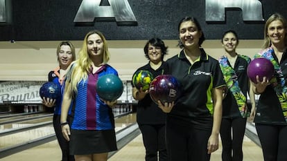 Varias representantes de los equipos que juegan la liga femenina de 'bowling'.