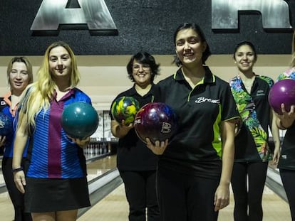 Varias representantes de los equipos que juegan la liga femenina de 'bowling'.