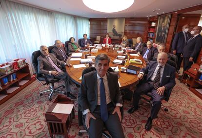 Reunión del Pleno del Tribunal Constitucional con Pedro Gonzalez Trevijano como Presidente.