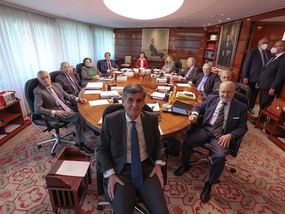 Reunión del Pleno del Tribunal Constitucional con Pedro Gonzalez Trevijano como Presidente.