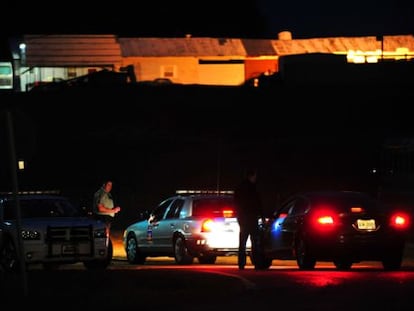 Un control de polic&iacute;a en las inmediaciones del b&uacute;nker en el que ha encerrado un veterano de guerra con su reh&eacute;n, un menor de cinco a&ntilde;os.