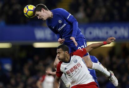 Christensen, del Chelsea, salta sobre Rondon, del West Bromwich Albion.