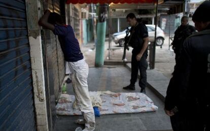 Detención en una favela de Río de Janeiro.