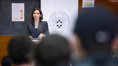 La presidenta madrileña Isabel Díaz Ayuso imparte una conferencia en la Universidad Complutense, en abril.