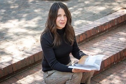 Eloísa Hernández con su libro'La palabra como lenguaje artístico'.